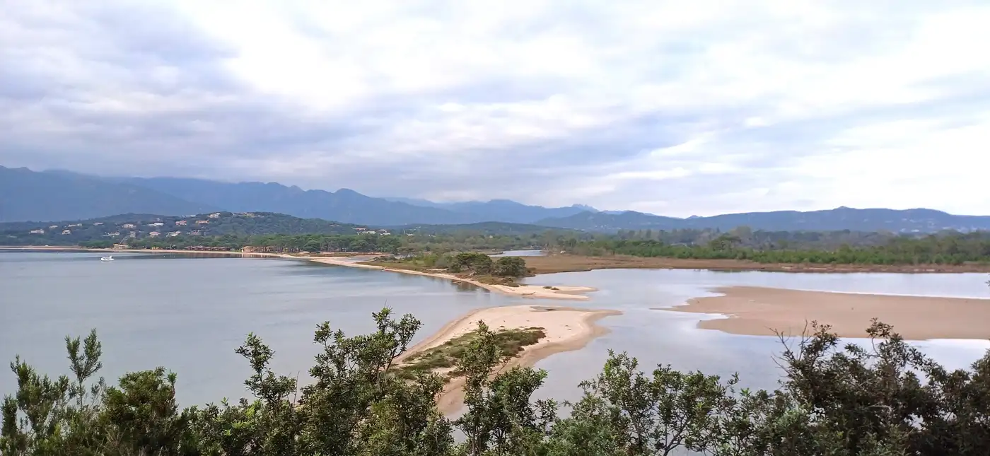 Vue panoramique sur la baie et le littoral de Porto-Vecchio