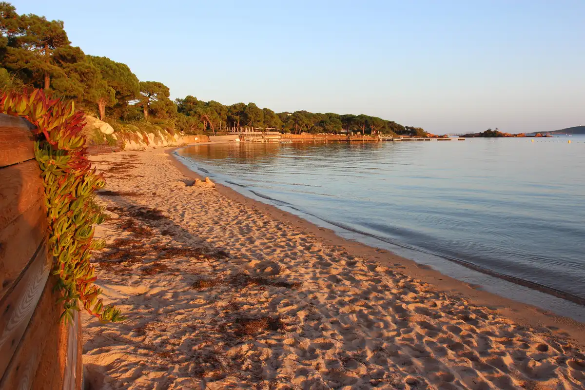 Cala Rossa : guide complet de cette plage paradisiaque