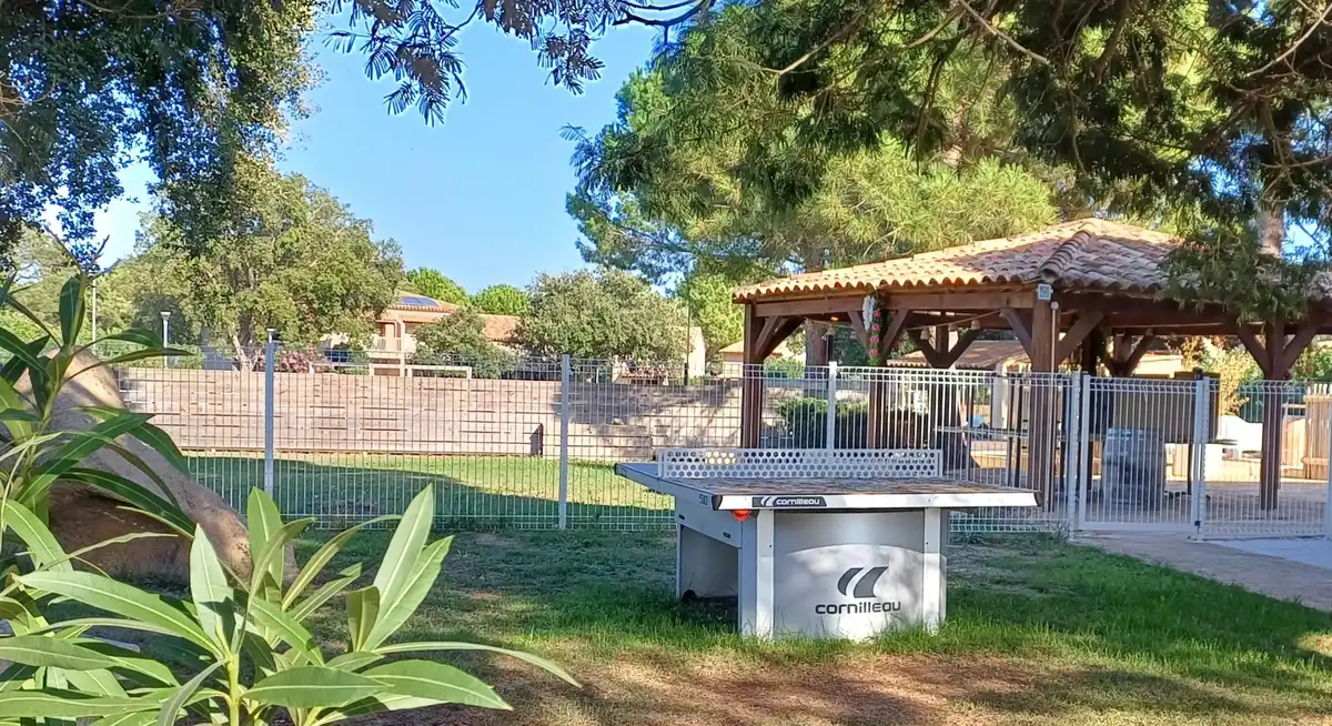 Table de ping-pong dans les jardins de la résidence