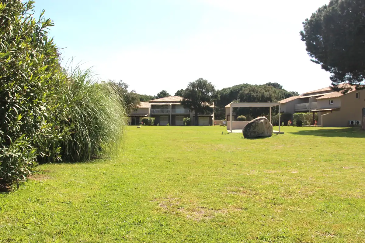 Vue d'ensemble de la résidence dans son écrin de verdure