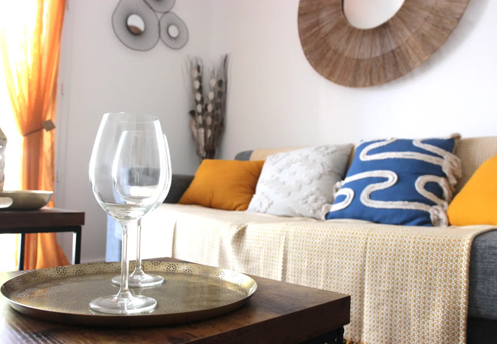 Détail de la décoration, verres et table basse en bois