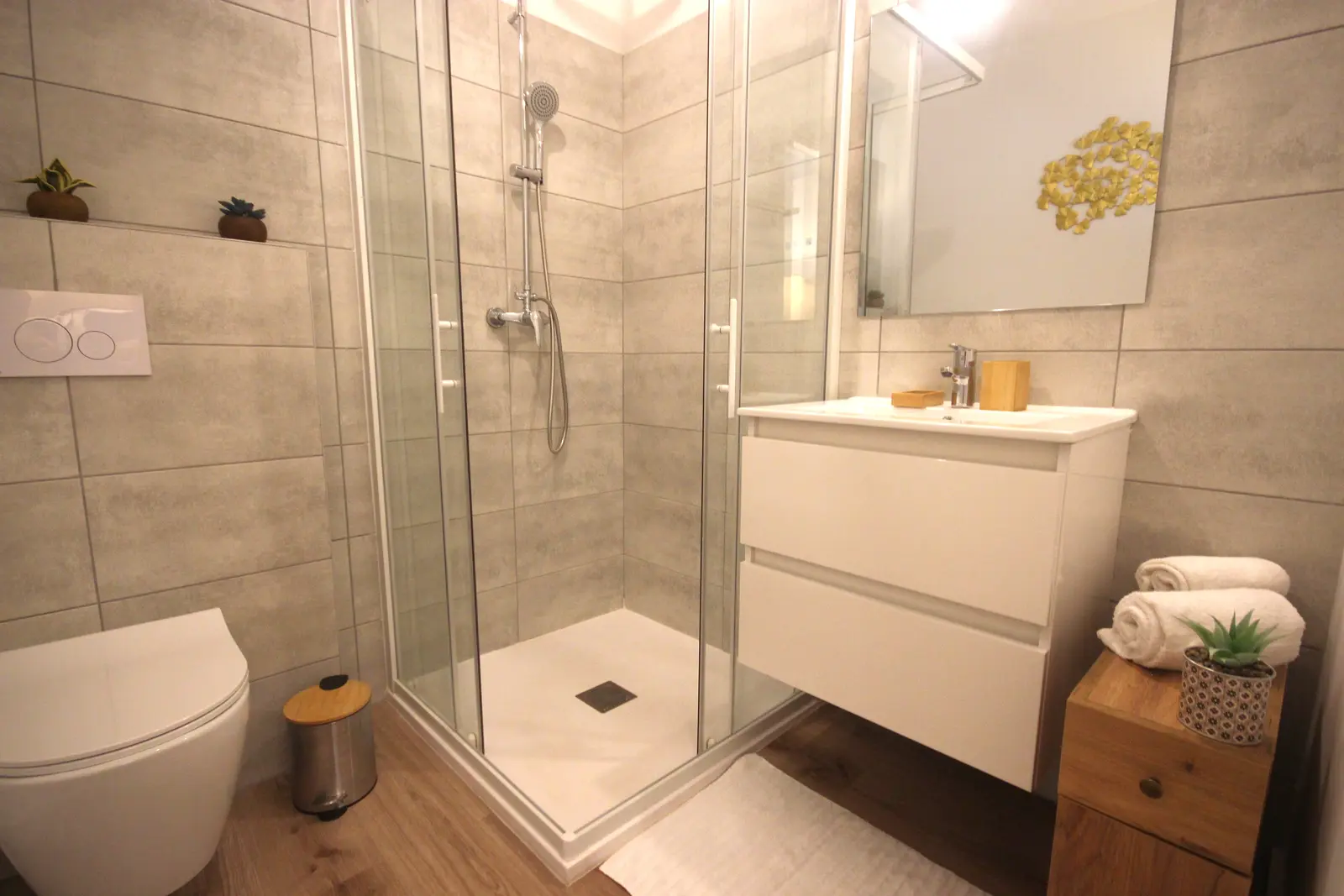 Salle de bain moderne avec douche spacieuse