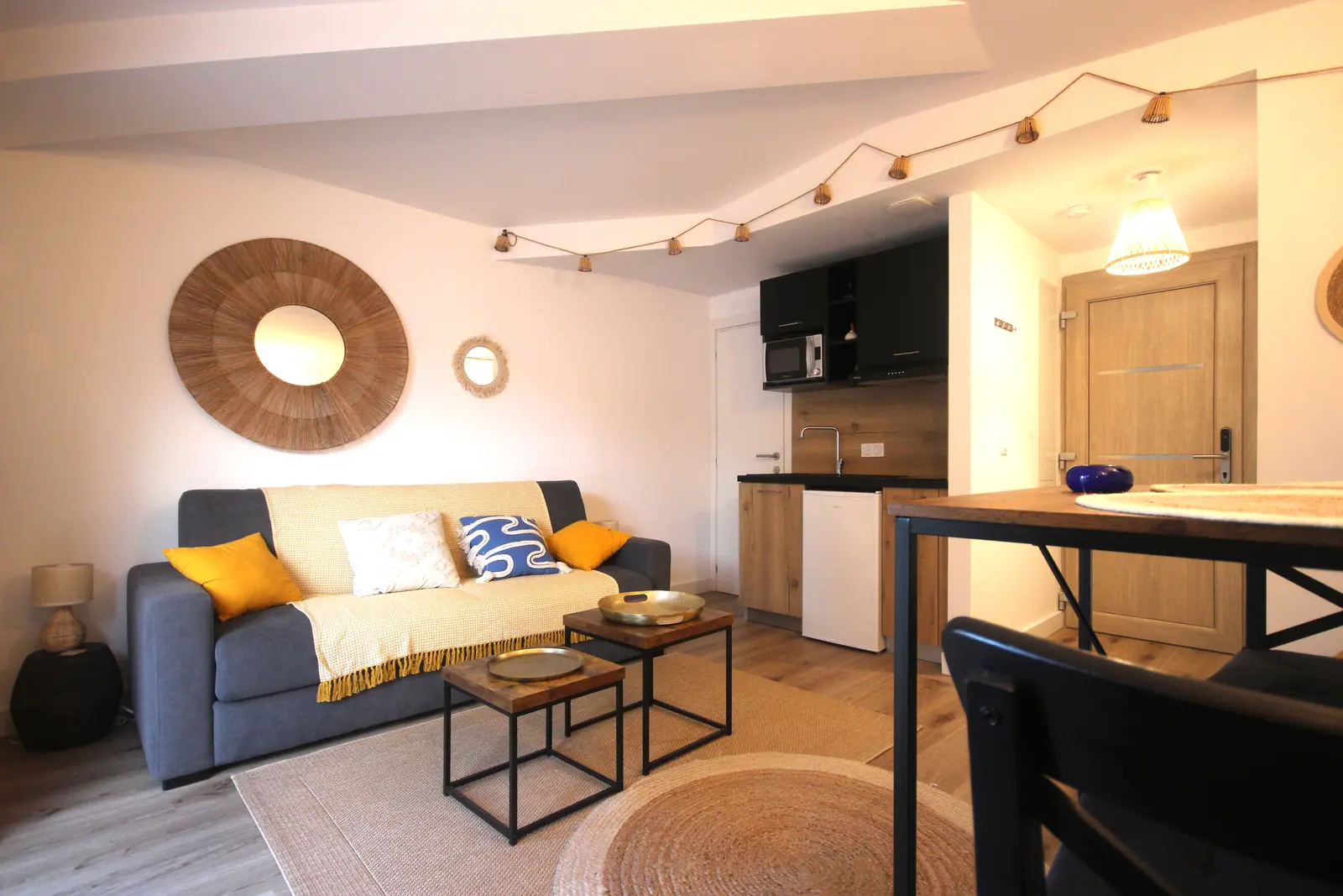 Canapé-lit confortable avec décoration soignée