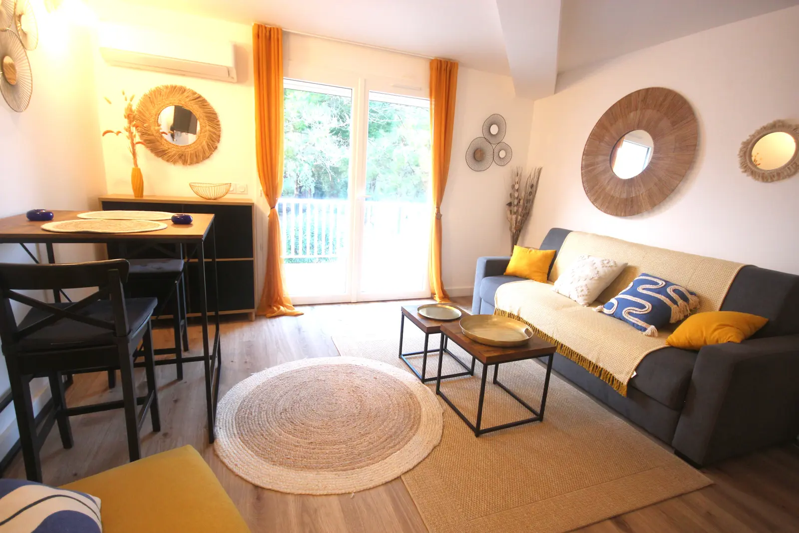 Salon lumineux avec canapé-lit du studio Allogiu di a Cupulatta